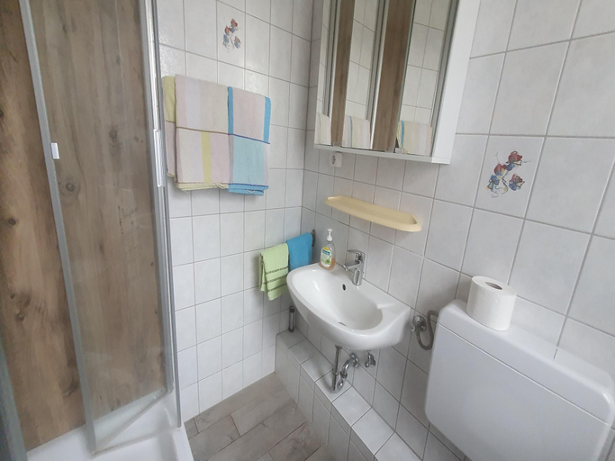 Bathroom 3, Wohnung mit eigener Terrasse in Homberg, Schwalm-Eder-Kreis