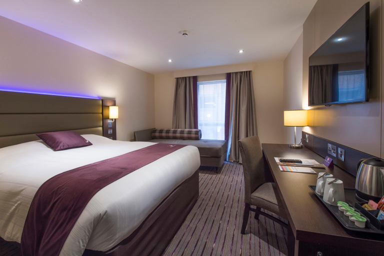 Bedroom 3, Premier Inn Southampton - Cumberland Place, Southampton