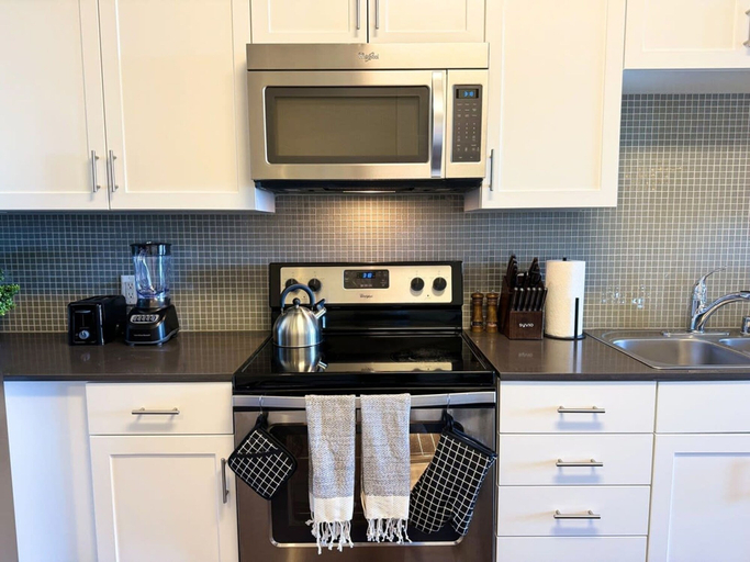 Room 2, NEW LA Home W Pool GYM Parking 10 Min to Cedars, Los Angeles