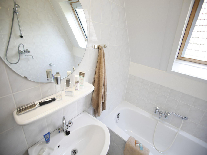 Bathroom 3, Holiday Home with Garden, Mook en Middelaar