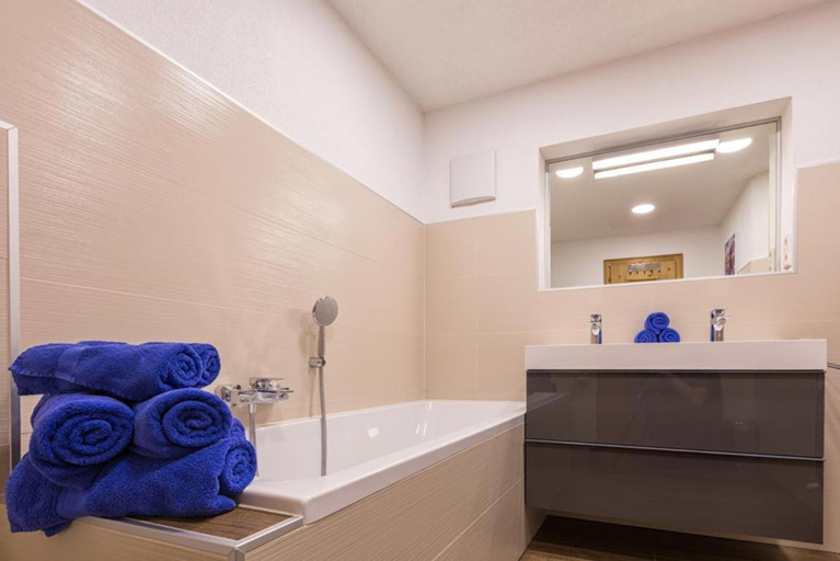 Bathroom 3, Bergsonnhof, Imst