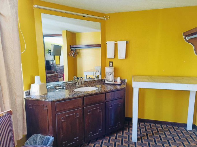 Bathroom 3, Victorian Inn, Henderson