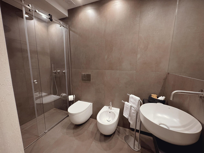 Bathroom 5, Corona Suite, Palermo
