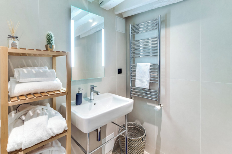 Bathroom 5, Mercure Paris Opera Grands Boulevards Hotel, Paris