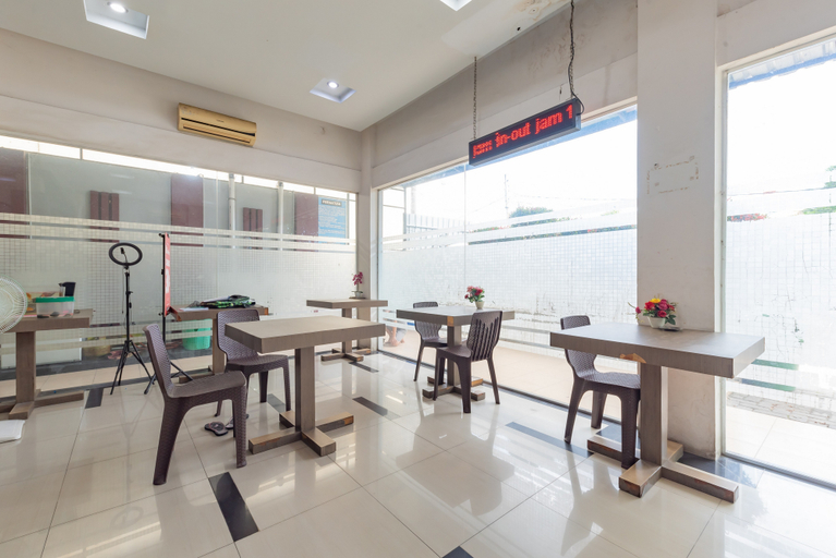 Food & Drinks, RedDoorz @ Jalan Krakatau Medan, Medan