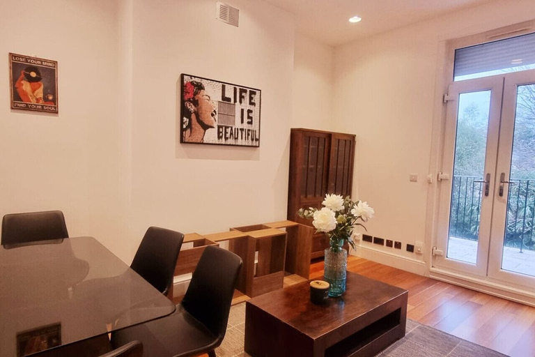 Room 4, Elegant 2-bed Victorian Flat, London