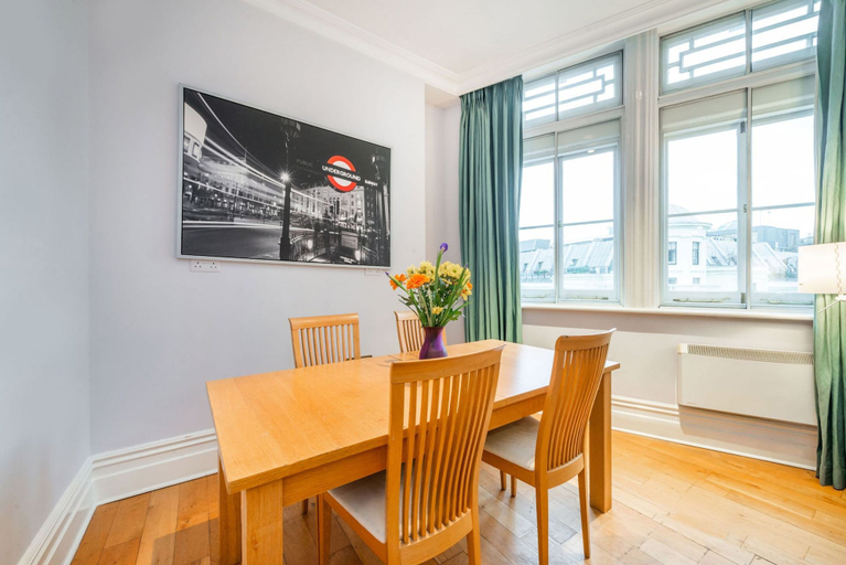 Room 5, Nelson s Pad - Trafalgar Square - by Frankie Says, London