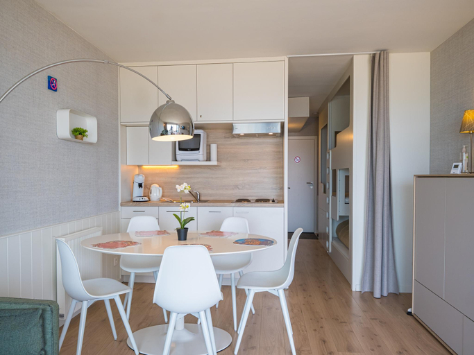 Others 5, Modern studio with sea view and garage, West-Vlaanderen