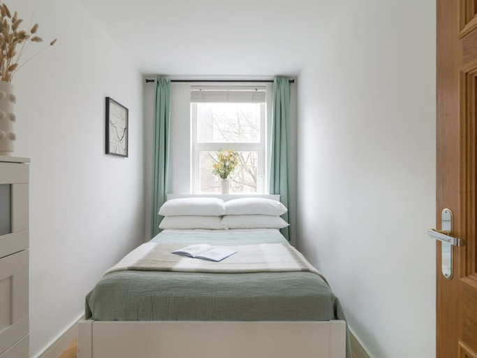 Room 5, Hampstead Heath 2 bed, London