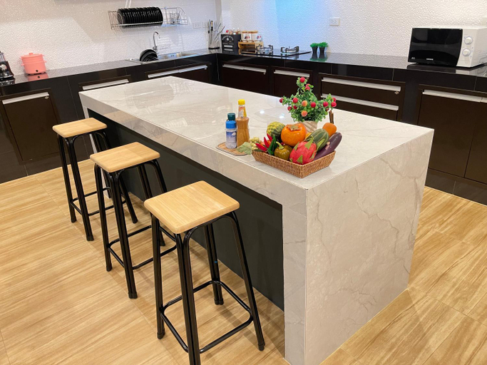 Food & Drinks 5, Spacious Private Villa Modern Style near beach, Thai Mueang