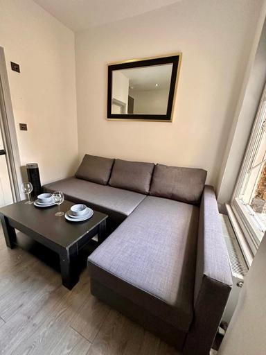 Room 3, Modern and Spacious Duplex in Earls Court, London