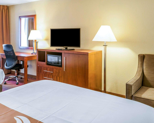 Bedroom 3, Quality Inn & Suites, Bernalillo