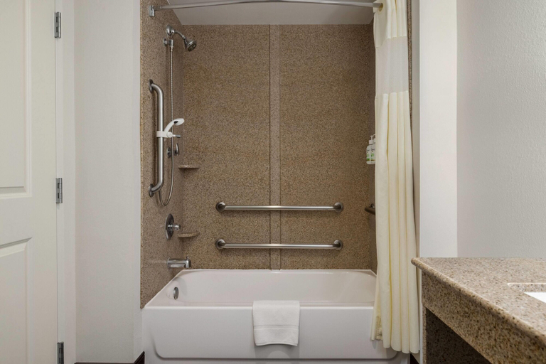 Bathroom 4, La Quinta Inn & Suites by Wyndham Memphis Wolfchase, Shelby