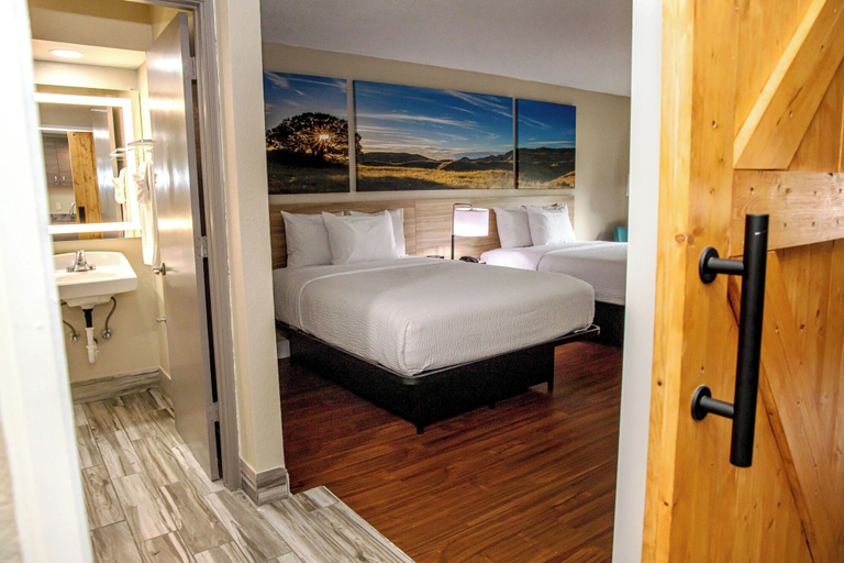 Bedroom 4, Days Inn and Suites by Wyndham Hammond, IN, Lake