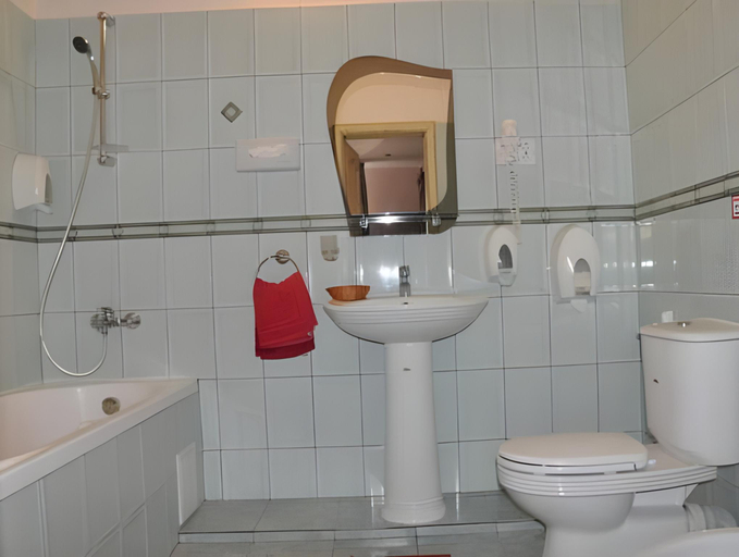 Bathroom 4, Kamelot, Uzhhorods'kyi