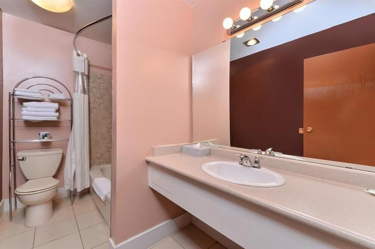 Bathroom 5, Canadas Best Value Inn & Suites Castlegar, Central Kootenay