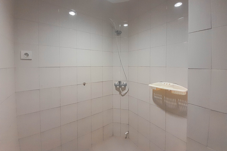 Bathroom 5, Comfortable and Homey 2BR Apartment at Mekarwangi Square Cibaduyut By Travelio, Bandung