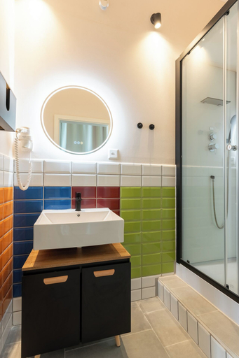 Bathroom 5, Mue Cubes - Capsule Hotel, Basel