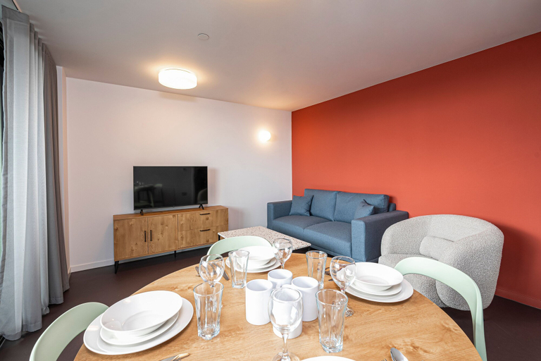Room 4, Stylish Three-bedroom Apartment in Poplar, London