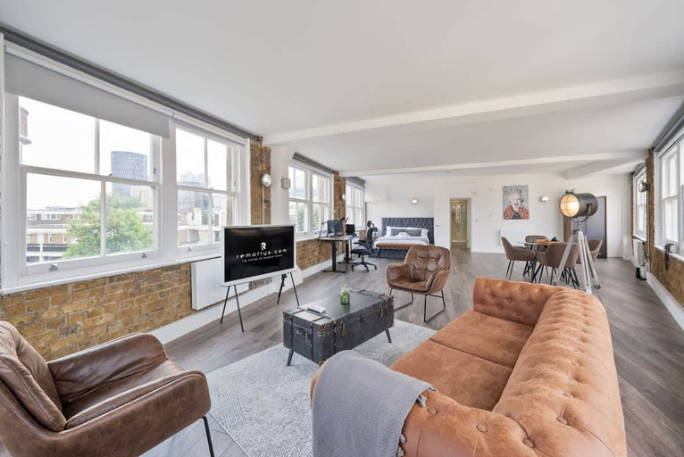 Room 4, Large 1 Bedroom Studio in Old St, London