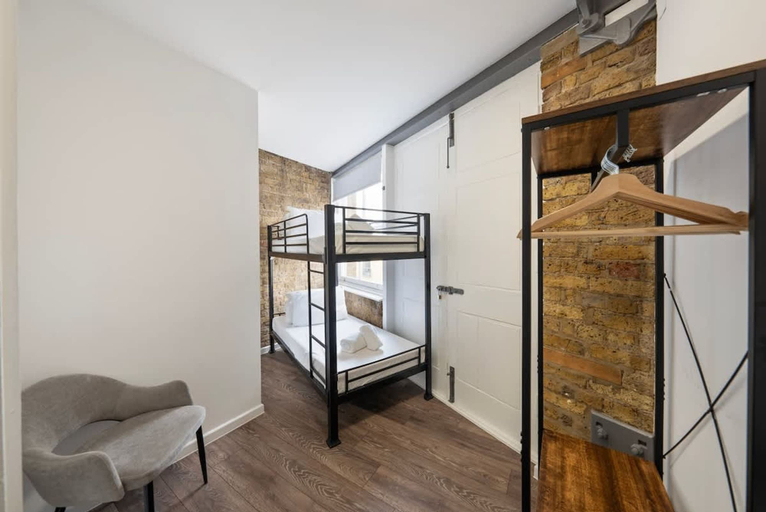 Room 3, Large 1 Bedroom Studio in Old St, London