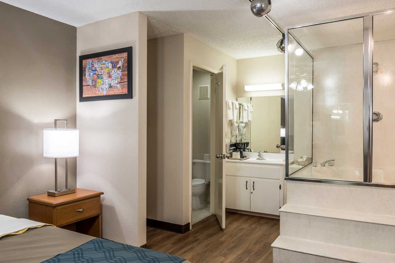 Bathroom 4, Econo Lodge Live Oak, Suwannee