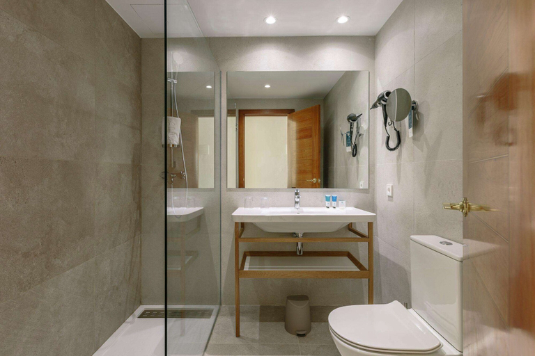 Bathroom 5, Hotel ILUNION Palmanova Mallorca, Baleares
