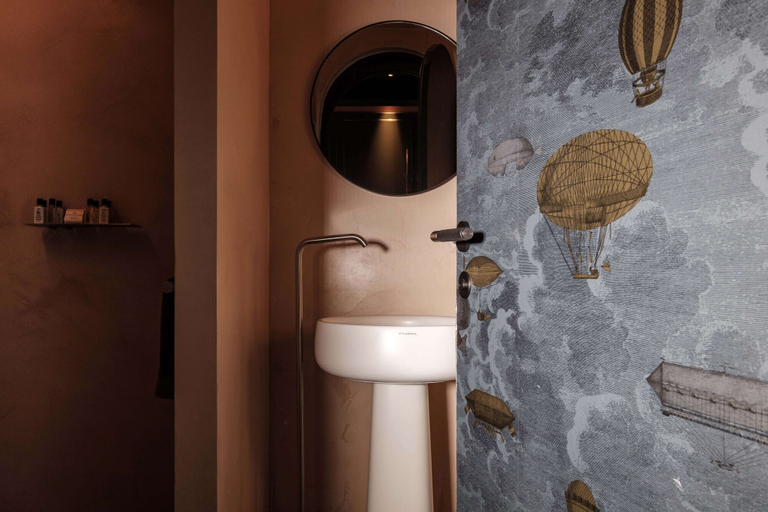 Bathroom 5, Rosselli