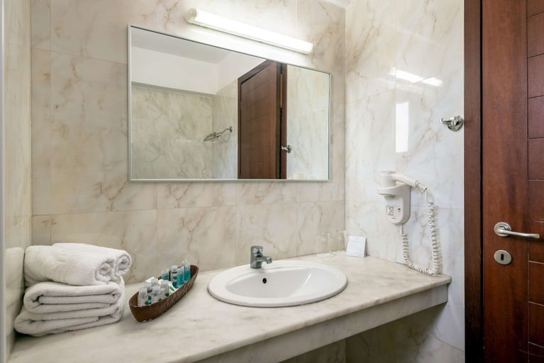 Bathroom 5, Mediterraneo Hotel - All Inclusive, Crete