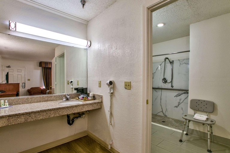 Bathroom 5, Quality Inn Tallahassee near University, Leon