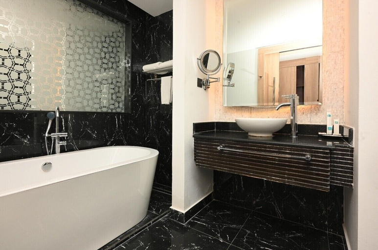 Bathroom 5, Nordic Palace & Spa, Manama
