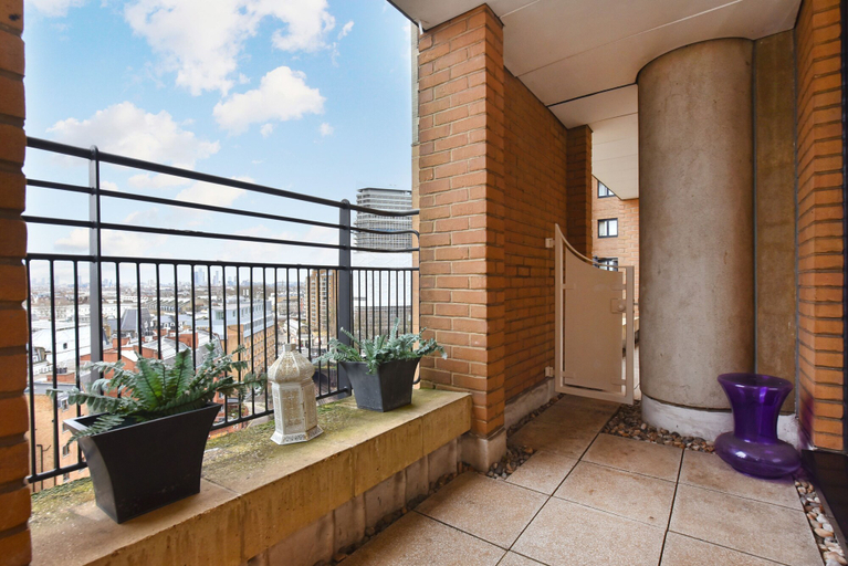 Room 3, Cromwell Style IV - 915pw, London