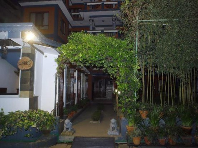 Exterior & Views