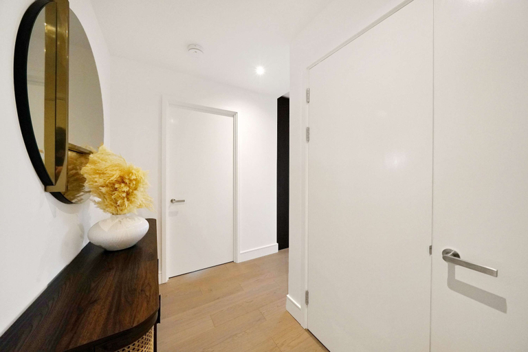 Room 4, Rosso Suite 2BR City Views, London