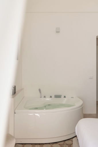 Bathroom 5, Donna Veneranda, Foggia