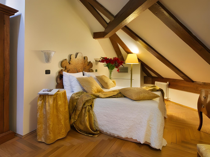 Bedroom 2, Charles Bridge Palace, Praha 1