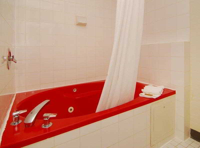 Bathroom 4, Quality Inn & Suites, Peel