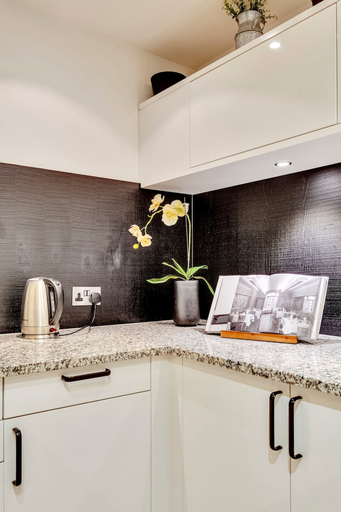 Room 3, Luxe 4-bed Mews Home - 10 min to Harrods, London