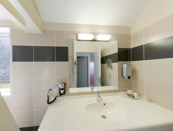 Bathroom 2, Logis Hotel de la Tour, Corrèze