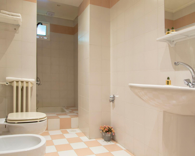 Bathroom 3, Merry Land Hotel, El Metn
