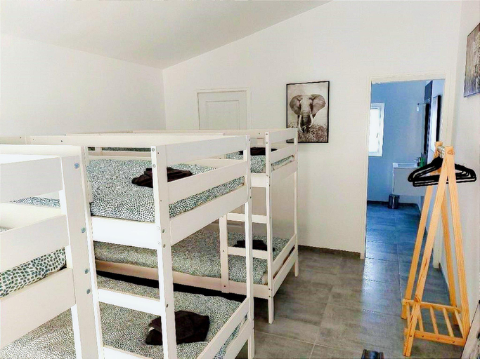 Others 5, Spacious Villa in Saint-Nazaire, Gard
