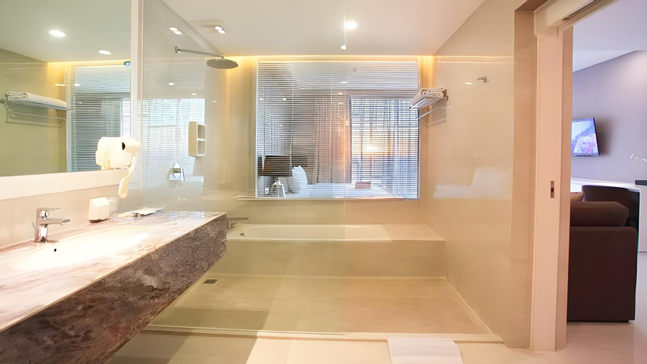 Bathroom 5, Grand Whiz Megamas Manado, Manado