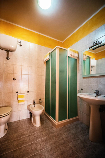 Bathroom 4, Hotel Venere, Napoli