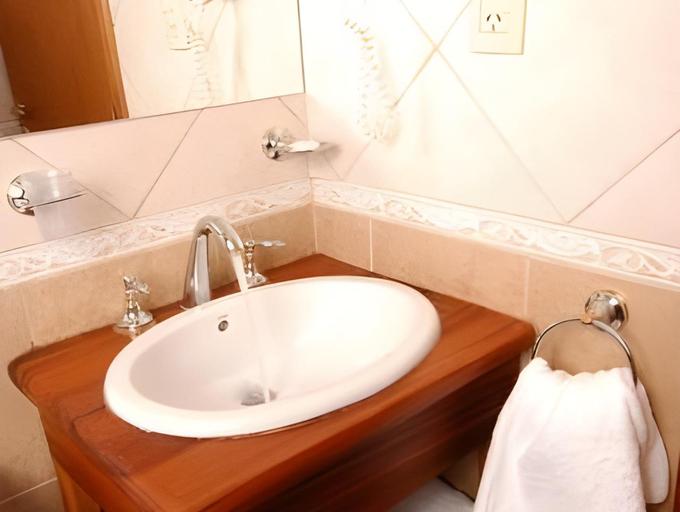 Bathroom 4, KOI AIKEN, Lago Argentino
