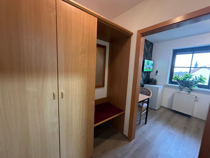 Bedroom 2, Pension und Monteurzimmer mit Kuche und Waschmaschine, Sömmerda
