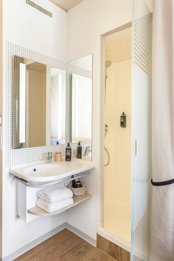 Bathroom 5, ibis budget Lugano Paradiso, Lugano