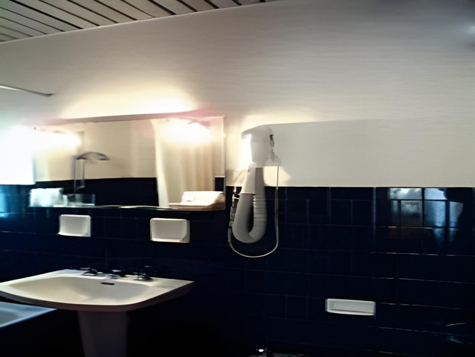 Bathroom 4, Bridge Hotel, Lucca