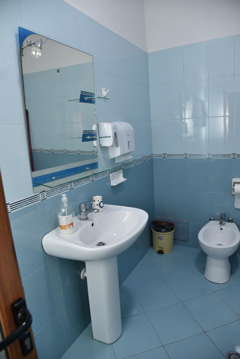 Bathroom 3, Woodland, Beratit