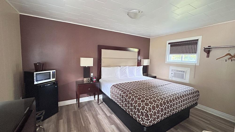 Bedroom 2, Roger's Motel, Leeds and Grenville