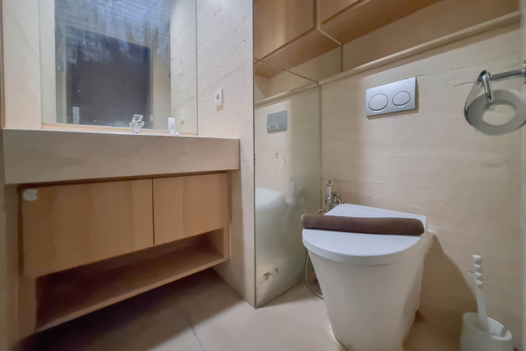 Bathroom 5, Cozy Stay 1BR at Uttara The Icon Apartment By Travelio, Sleman